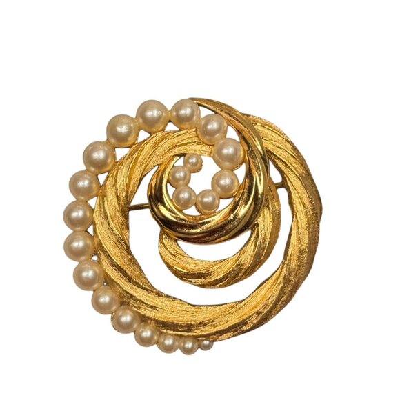 Vtg Crown Trifari Brushed Gold Tone Brooch Faux Pearls Swirl Textured Round Open - Picture 1 of 16